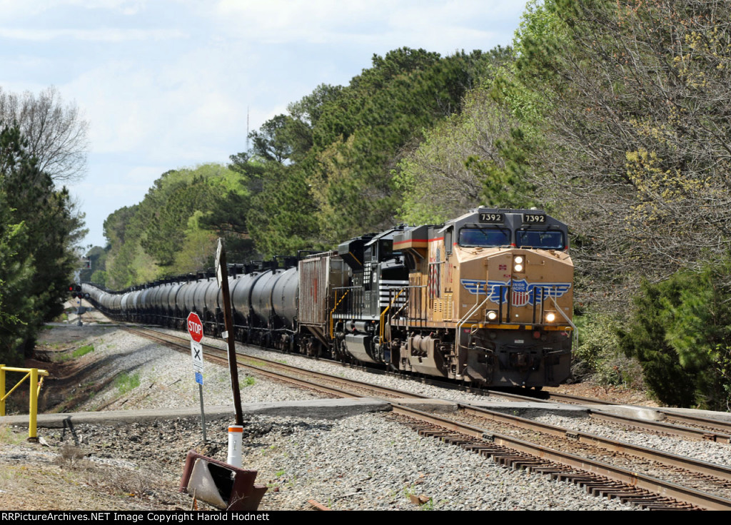 UP 7392 leads NS train 6K4 eastbound